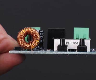 בקר לניתוק מתח מתוכנת והגנה במתח נמוך Low Voltage Disconnect Protection Module DC Output