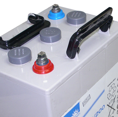 מצבר ג'ל לתעשיה פריקה עמוקה C10 GEL 182Ah/ 6V למערכות אל פסק מערכות סולאריות ועוד,Hybrid Gel Exide Sonnenschein A606/200 6V 182Ah (C10) dryfit מצבר תעשייתי 6 וולט טכנולגיית GEL . חזק במיוחד למערכות סולאריות ,מערכות גיבוי ולשימוש תעשייתי ,ניתן לחבר בשירשור מספר תאי 6V ליצירת מצבר 12V או 24V בהספק עצום. מצבר ג'ל לתעשיה פריקה עמוקה C10 GEL 182Ah/ 6V למערכות אל פסק מערכות סולאריות ועוד,Hybrid Gel Exide Sonnenschein A606/200 6V 182Ah (C10) dryfit