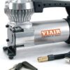 קומפרסור נייד מקצועי 85P מודל 00085 יצרן VIAIR USA קומפרסור לרכב, לרכב שטח 4X4 ולרכבי מעבדה, הקומפרסור מסופק עם אביזרים משלימים כמפורט מטה. לחץ עבודה מקסימלי 100PSI. קומפרסור נייד מקצועי 85P מודל 00085 יצרן VIAIR USA