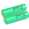 זוג סוללות ליתיום 18650 נטענות מבית סמסונג SAMSUNG IFR18650 25R 2 יחידות סוללות ליתיום תוצרת סמסונג 2500mAh עבור יישומים הדורשים זרם והספק גבוה, מתאימה לסיגריות אלקטרוניות פנסים מצלמות ומכשירי אלקטרוניקה שונים בגימור Flat head בעלת ביצועי בטיחות גבוהים ללא זיהום, מצויידת בחומר דוחה בעירה ובשסתום המונע התפוצצות. זוג סוללות ליתיום 18650 נטענות מבית סמסונג SAMSUNG IFR18650 25R